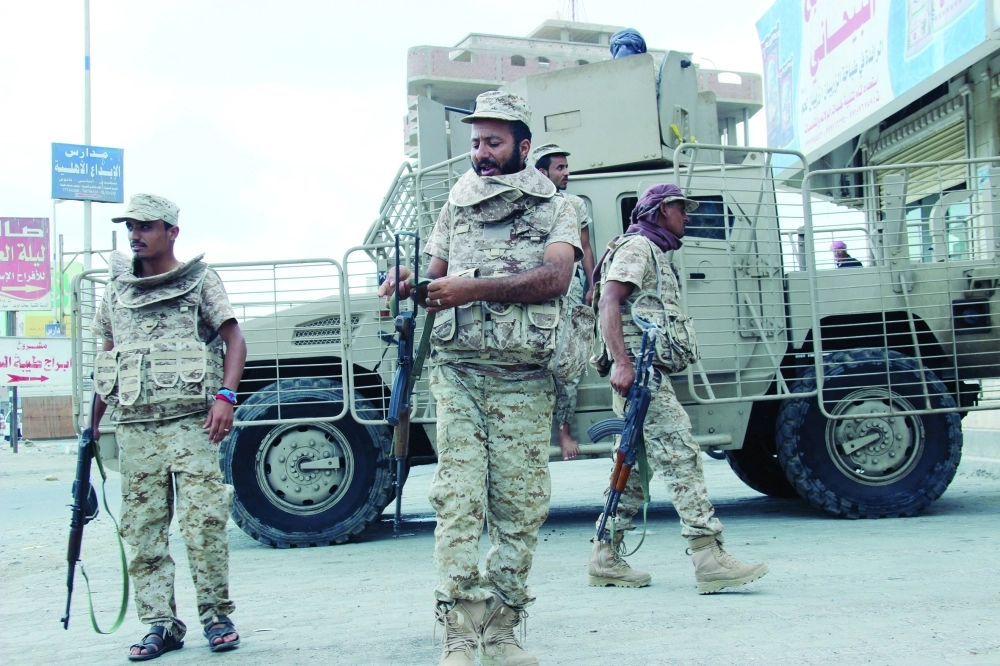 عدد من جنود قوات الشرعية خلال عملية انتشار أمني في عدن           (أديب محمد)