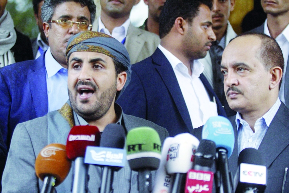  محمد عبدالسلام رئيس الوفد الحوثي يتحدث في مطار صنعاء              (أ ف ب) 