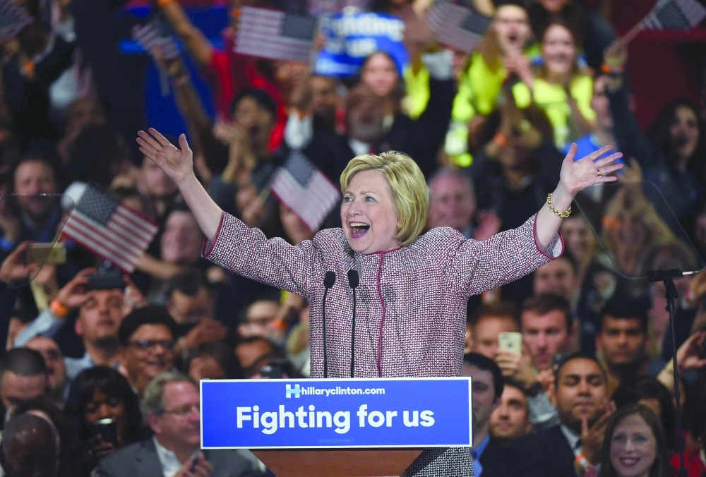 كلينتون تعبر عن فرحتها بالفوز في انتخابات نيويورك (أ ف ب)