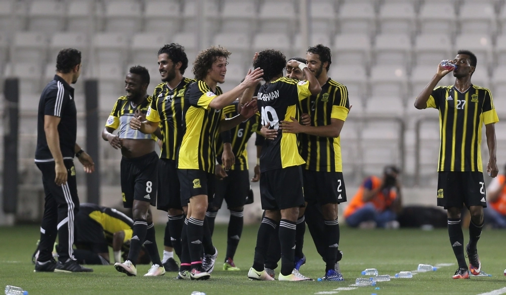     لاعبو فريق الاتحاد يحتفلون بالفوز على سباهان (أ ف ب)