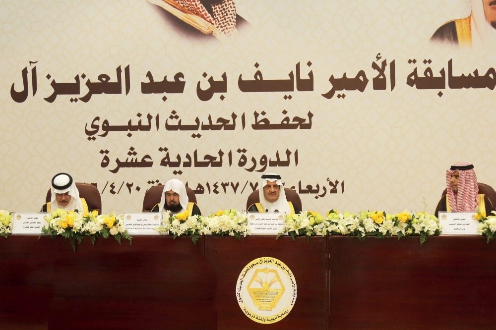 سعود بن نايف مترئسا الهيئة العليا للجائزة خلال الحفل الذي نظم أمس في المدينة المنورة (محمد عبداللطيف) 