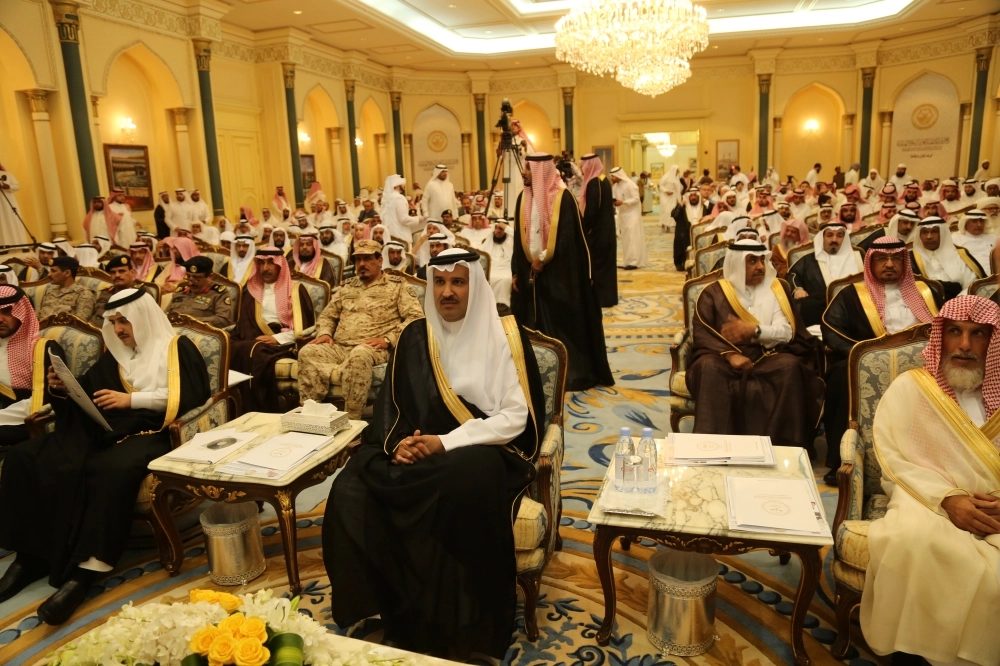 فيصل بن سلمان متوسطا الحضور في الحفل  (محمد عبداللطيف) 