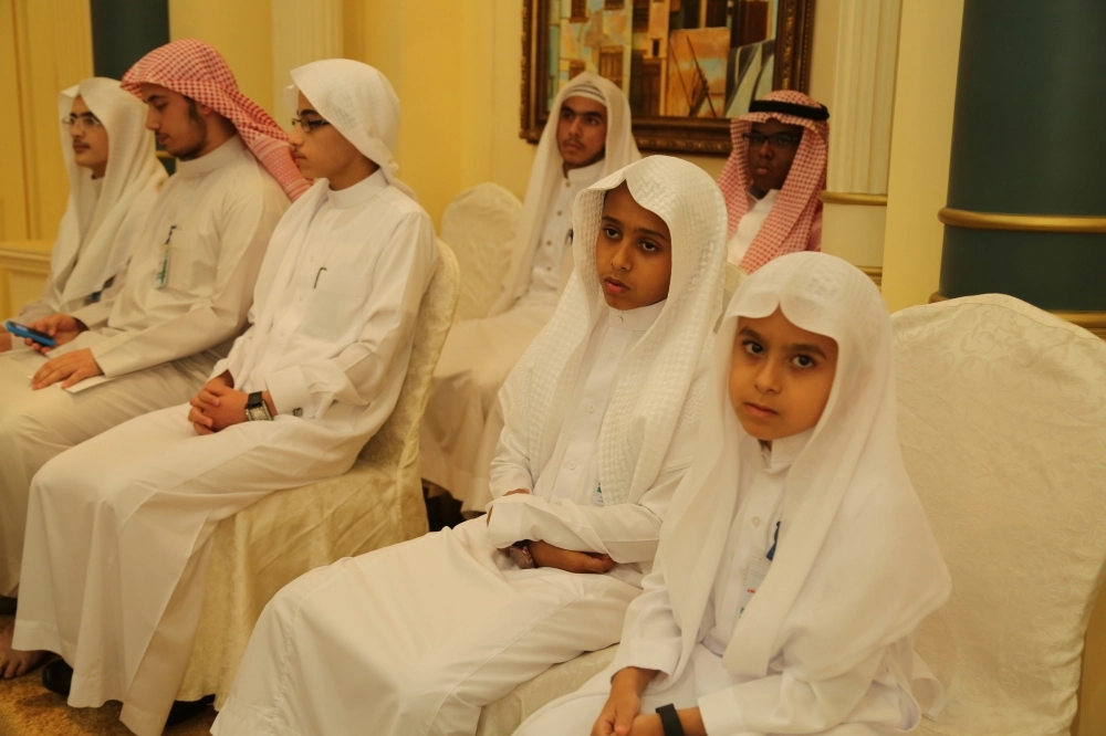 عدد من الطلاب الفائزين بالجائزة (محمد عبداللطيف) 