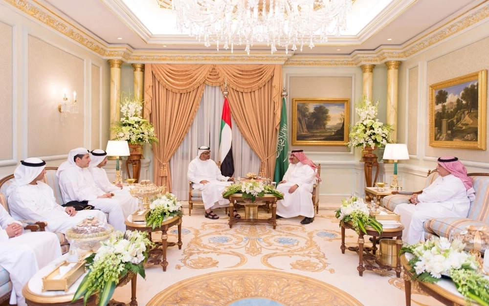 
    الأمير محمد بن نايف مستقبلا محمد بن زايد بالرياض أمس (واس)