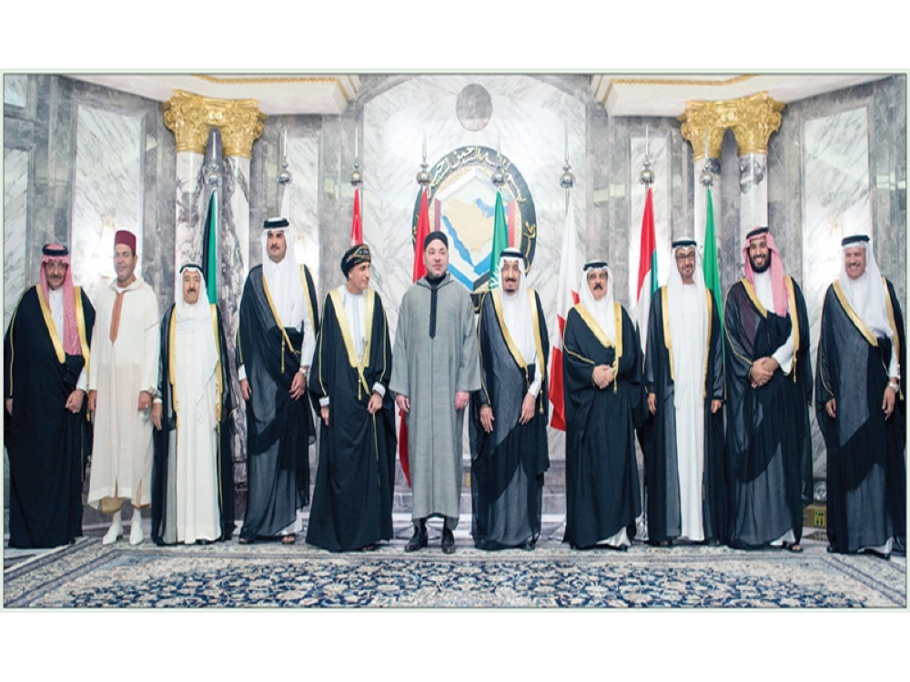 

    خادم الحرمين وملك المغرب يتوسطان القادة المشاركين في القمة الخليجية المغربية بالرياض أمس (بندر الجلعود)
