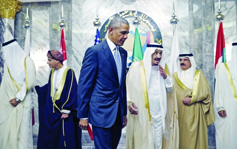 خادم الحرمين مصطحبا أوباما قبيل القمة الخليجية الأمريكية                              (رويترز)