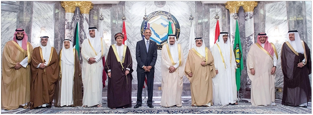 خادم الحرمين وأوباما يتوسطان القادة المشاركين في القمة الخليجية الأمريكية بالرياض أمس     (بندر الجلعود)