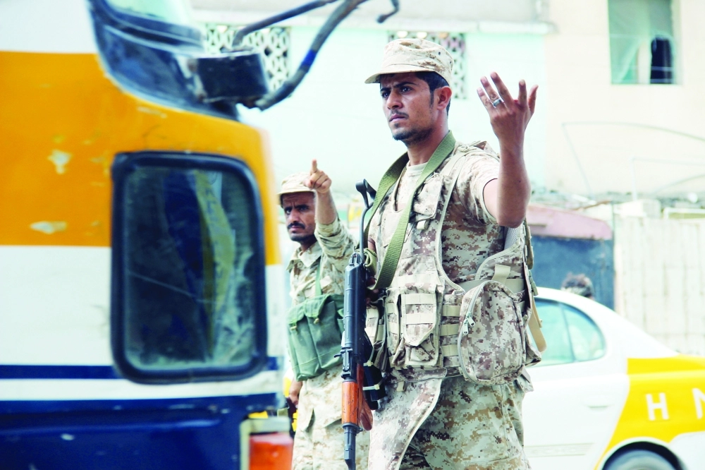 جنديان يساعدان في فك الاختناق المروري بعدن          (أديب محمد) 