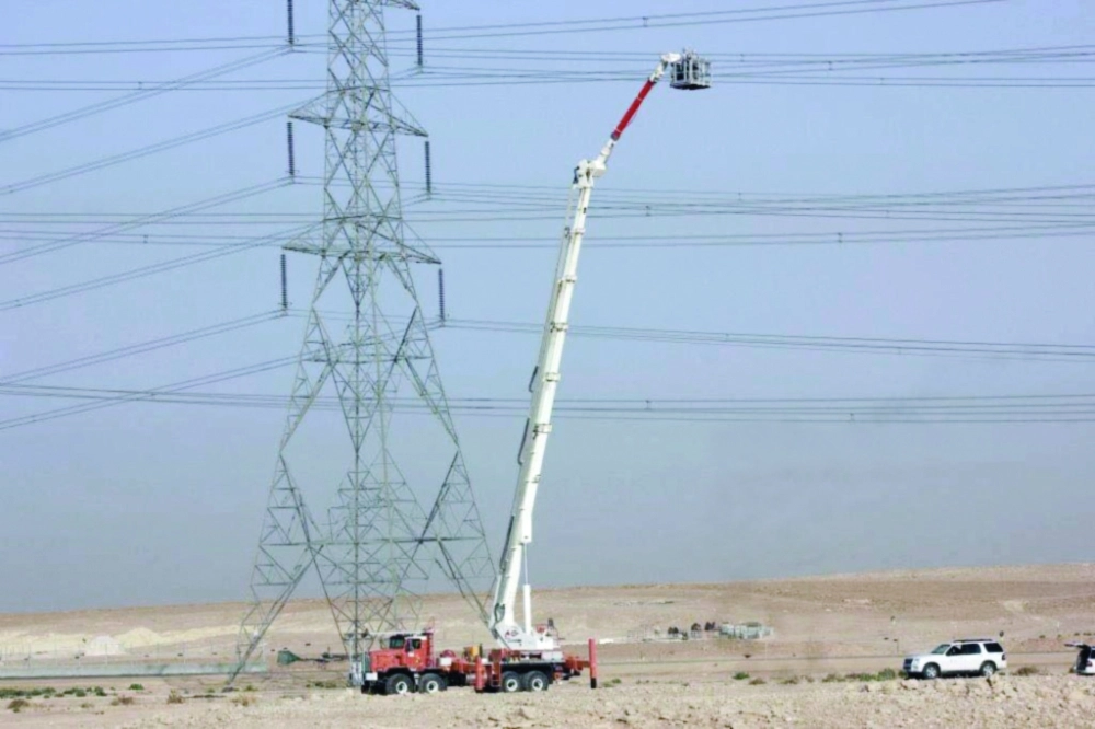 صيانة لأحد الأبراج الكهربائية العالية                    (مكة)