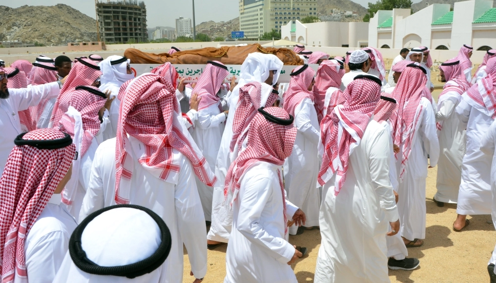 جثمان الفقيد محمولا على الأكتاف في مقبرة العدل 