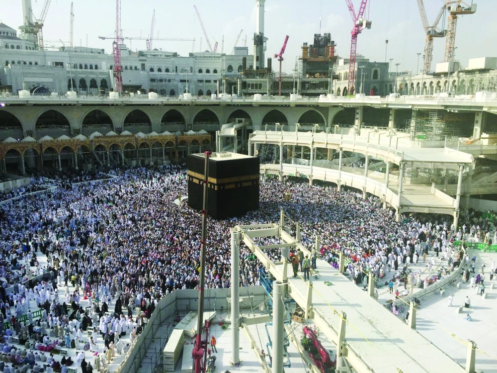 الحرم المكي خلال صلاة الجمعة أمس (مكة)
