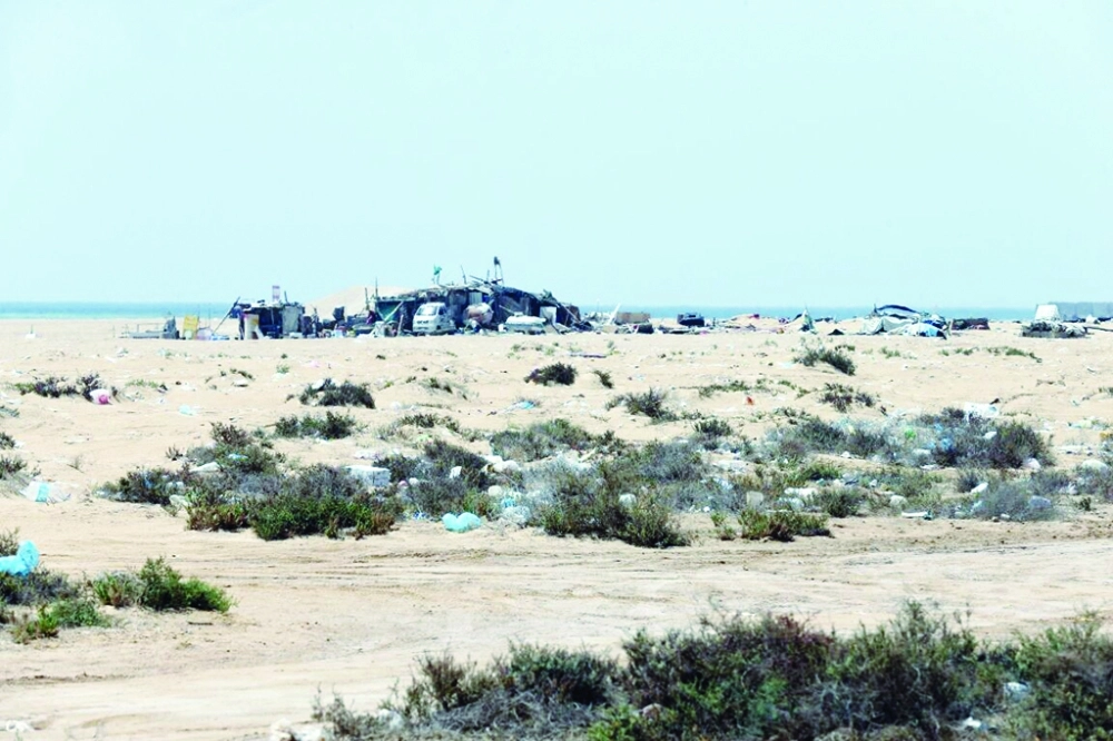 أبنية مخالفة على شاطئ خليج سلمان                                         (غرم عسيري)