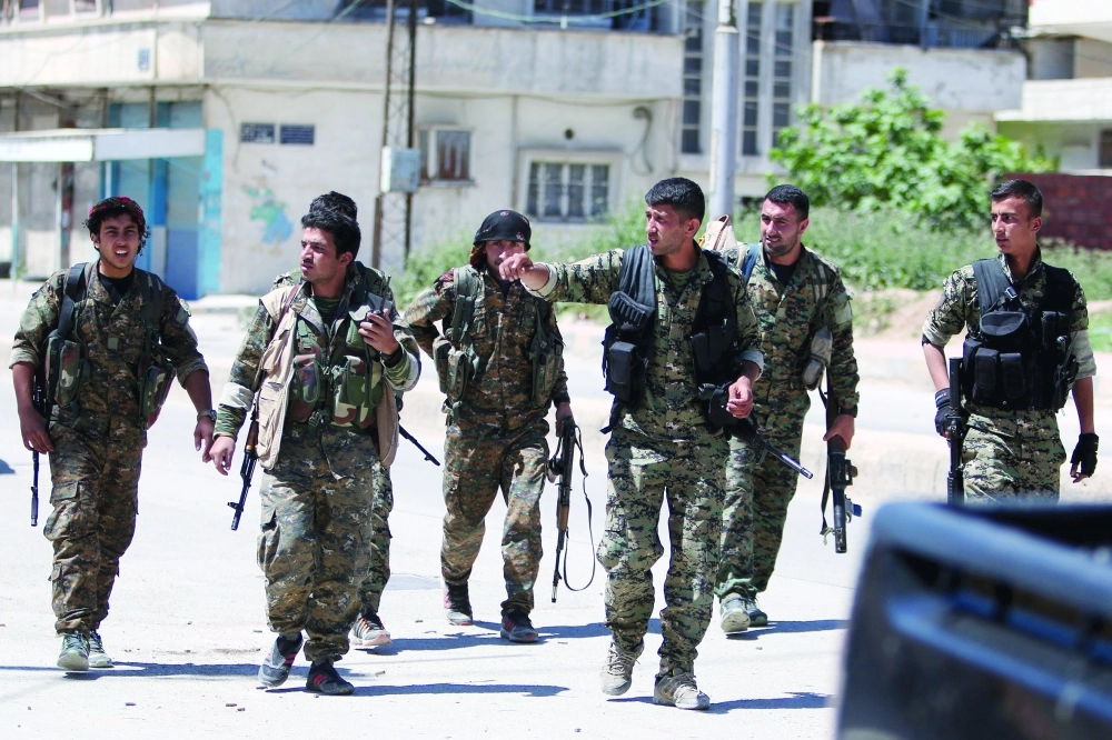 مقاتلون أكراد في القامشلي                                                        (رويترز)