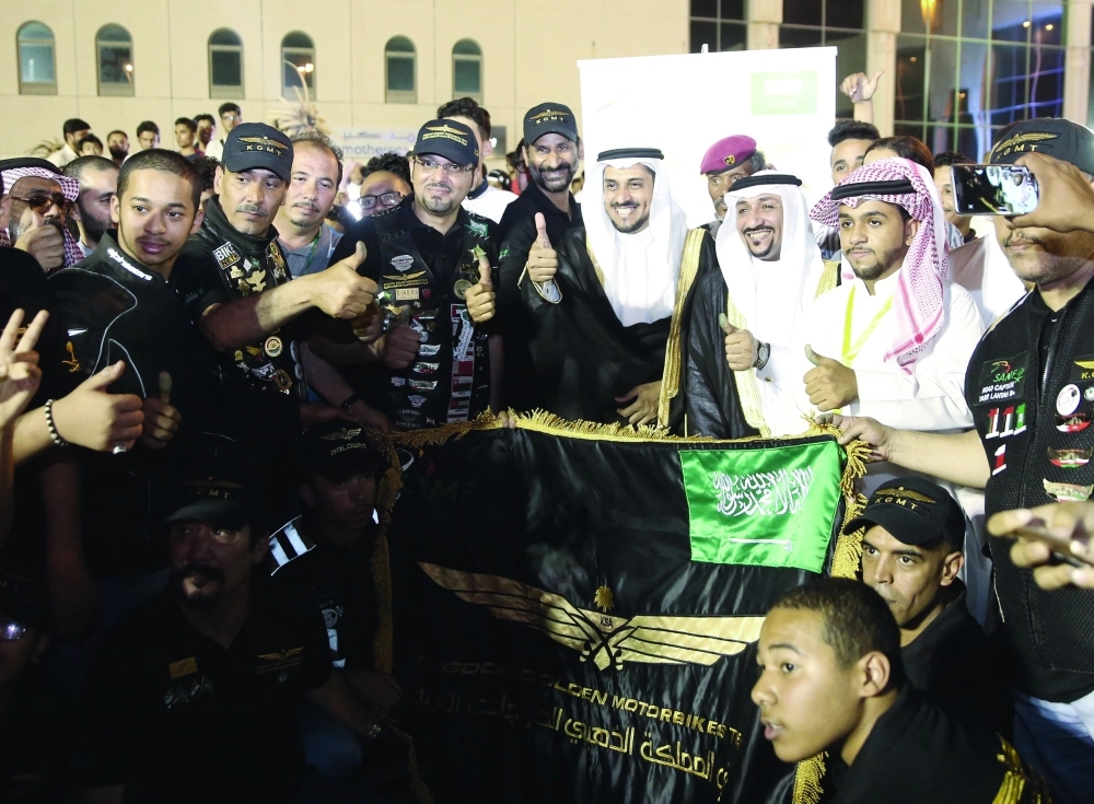 سمير توكل متوسطا الشباب المشاركين    (ياسر بخش)