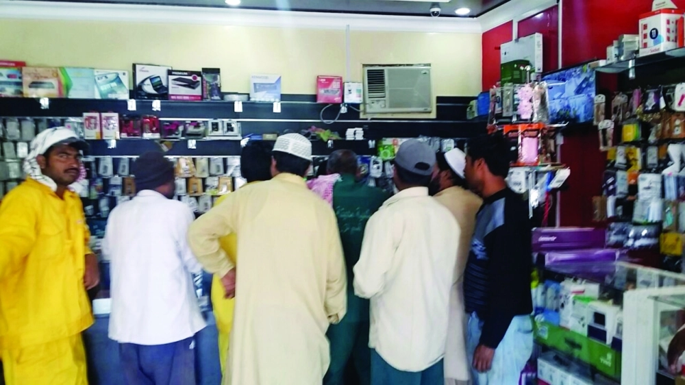 أحد المحلات أثناء توثيق شرائح بعض العمالة                             (مكة)