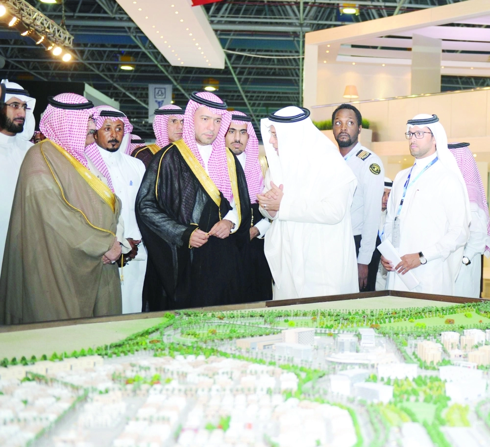 الحقيل يتفقد جناحا بإحدى دورات معارض ريستاتكس العقارية                                                        (مكة)