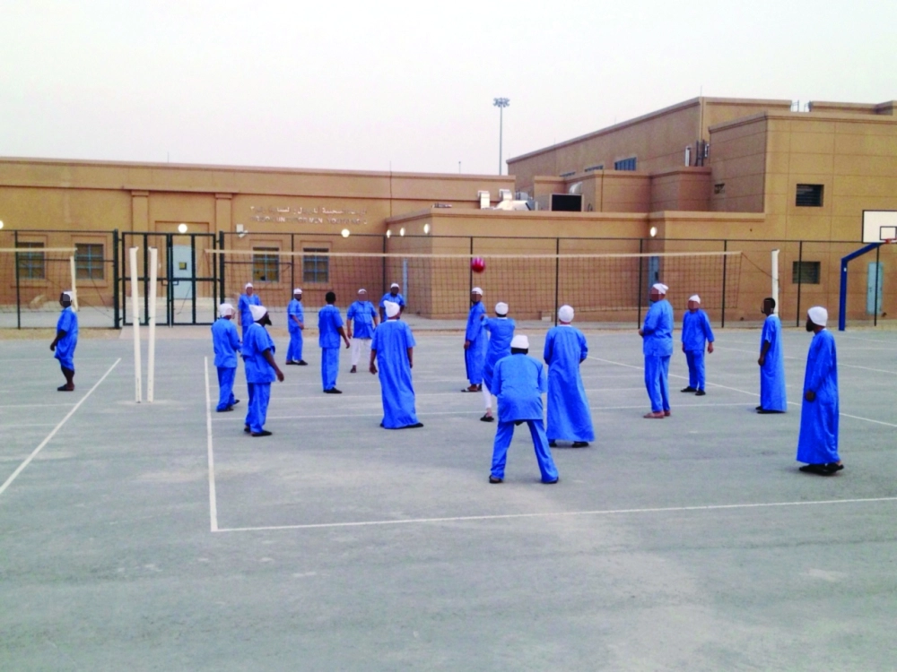 سجناء يلعبون كرة الطائرة داخل الإصلاحية                  (مكة)