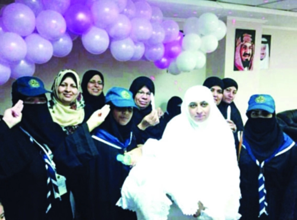 عدد من المطوفات خلال أداء أعمال الحج                   (مكة) 