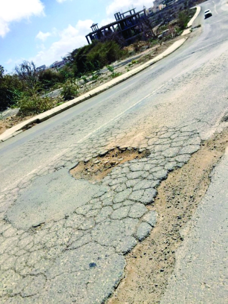 أحد الطرق وتبدو تشققات الاسفلت           