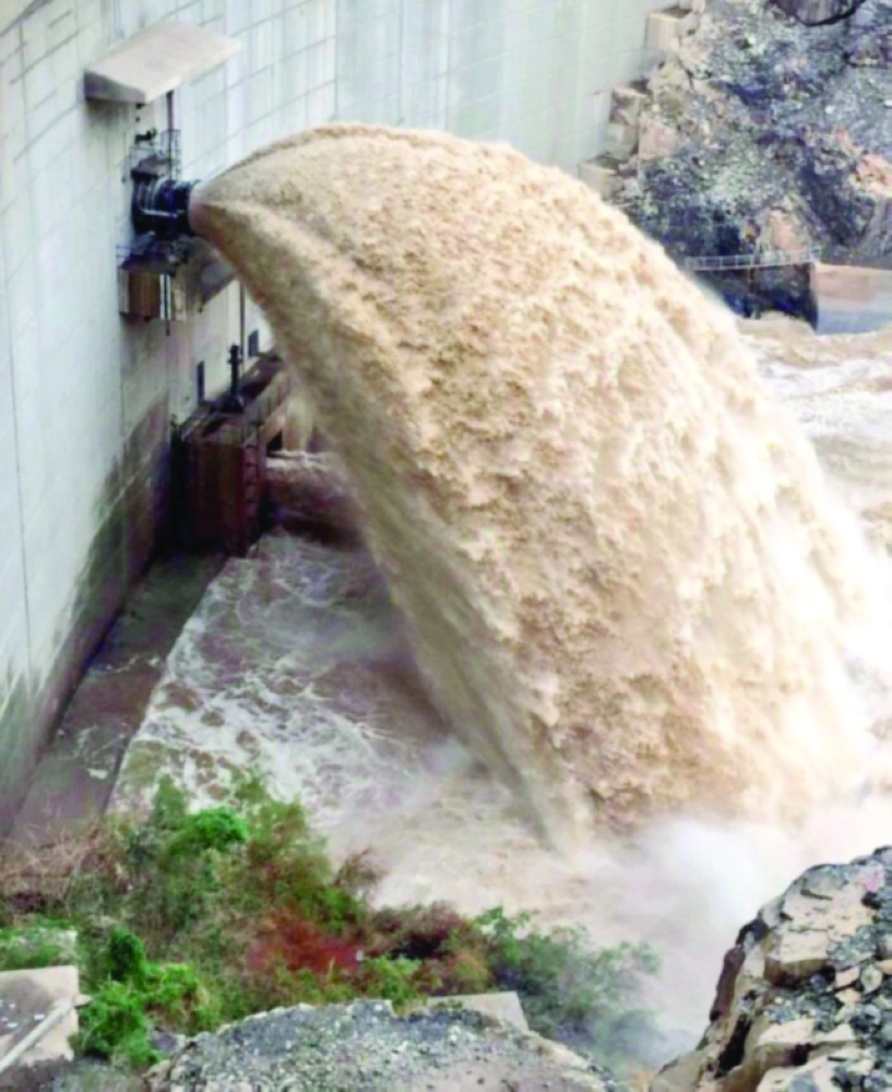 تشغيل المضخة الرئيسة لسد نجران                             (مكة)