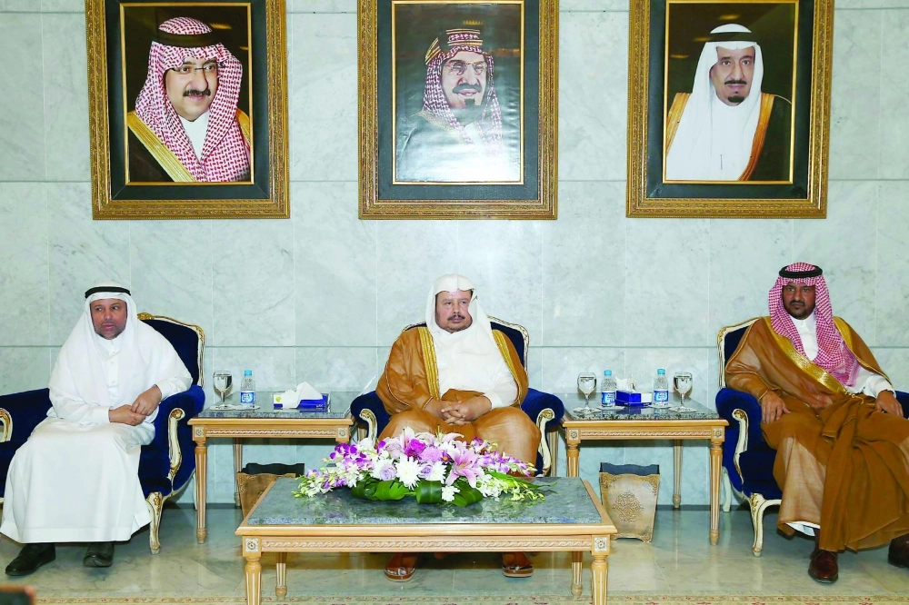 عبدالله آل الشيخ متوسطا بندر آل سعود وعبدالرحمن اليوبي      (ثامر الفرج)