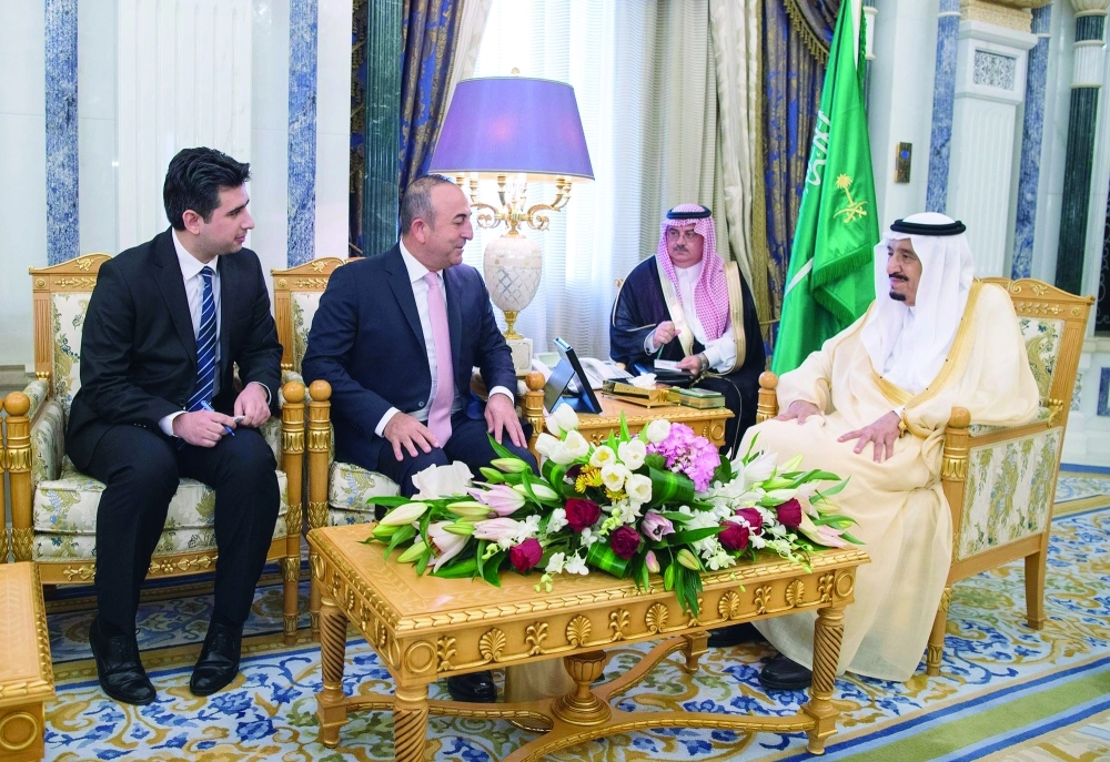 الملك سلمان لدى لقائه مولود أوغلو في مكتبه بقصر اليمامة أمس           (واس) 