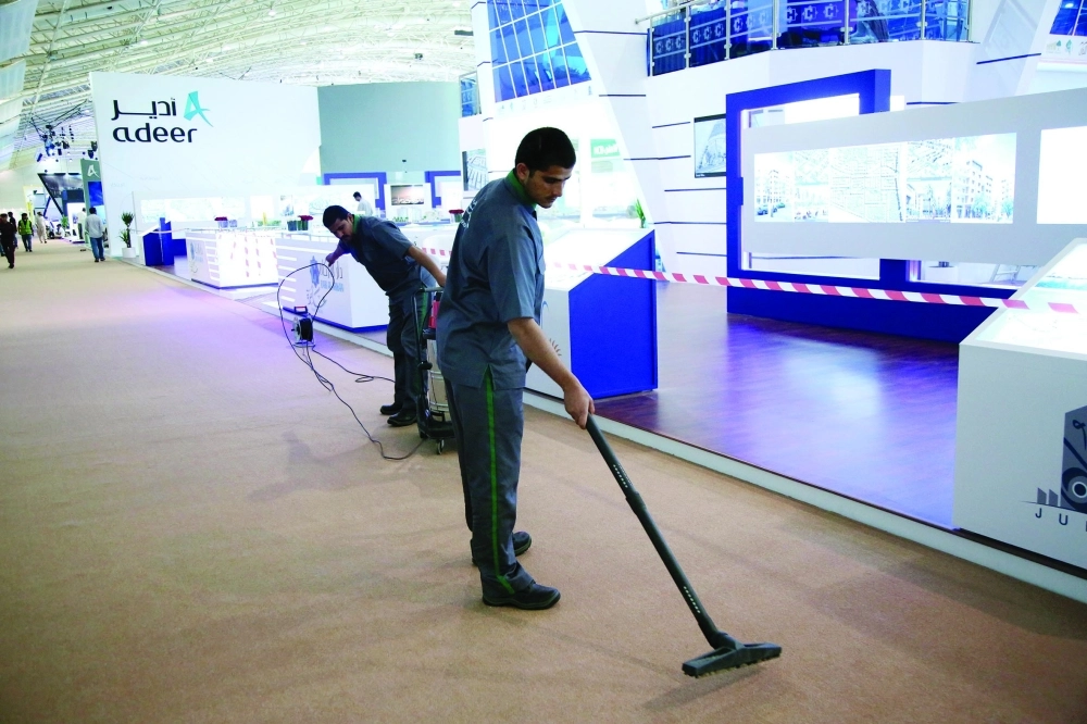 جانب من التجهيزات النهائية لمعرض ريستاتكس الرياض العقاري                  (زياد الرزيزاء)