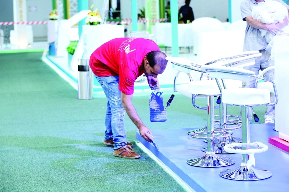  جانب من التجهيزات النهائية لمعرض ريستاتكس الرياض العقاري                  (زياد الرزيزاء)