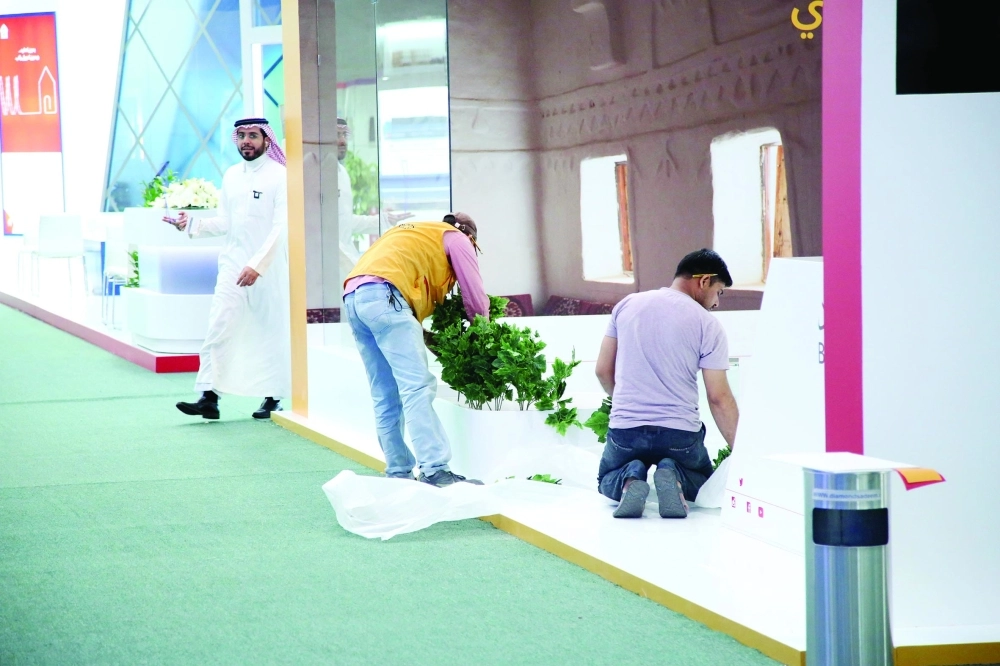  جانب من التجهيزات النهائية لمعرض ريستاتكس الرياض العقاري                  (زياد الرزيزاء)