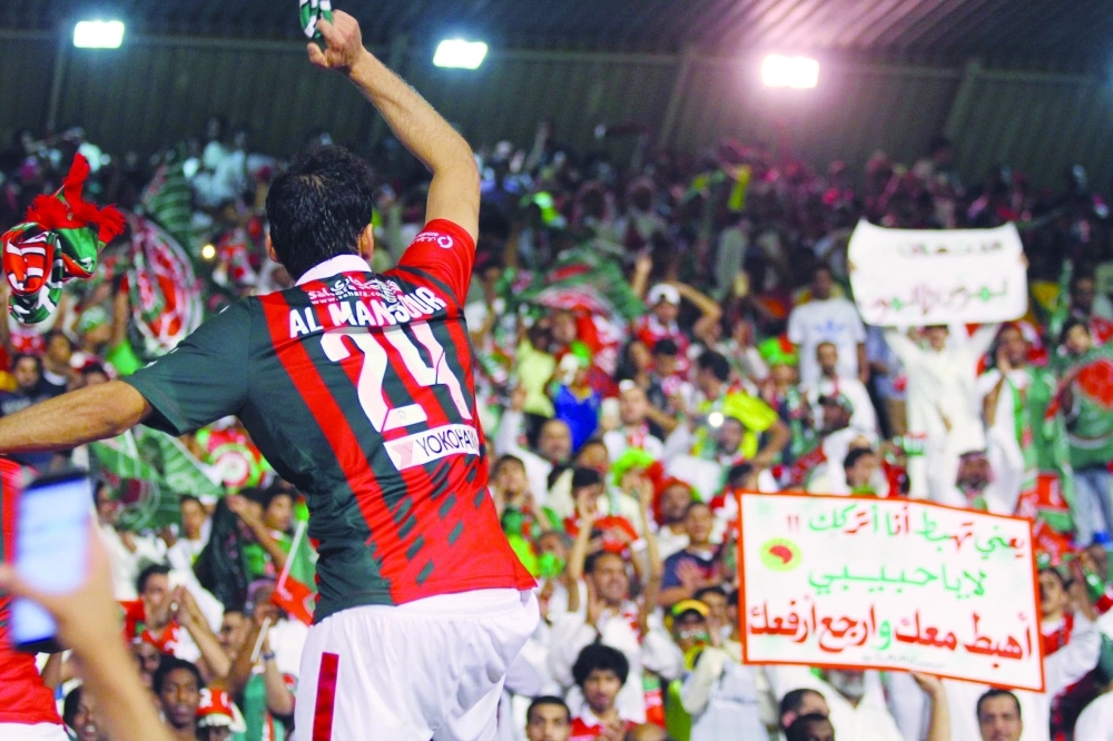 المنصور يتفاعل مع الجماهير في المدرجات بعد الفوز على الطائي                        (ماجد حقوي)