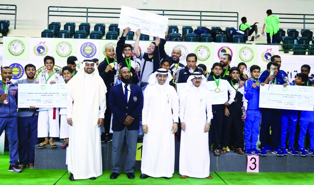 جانب من تتويج الفائزين