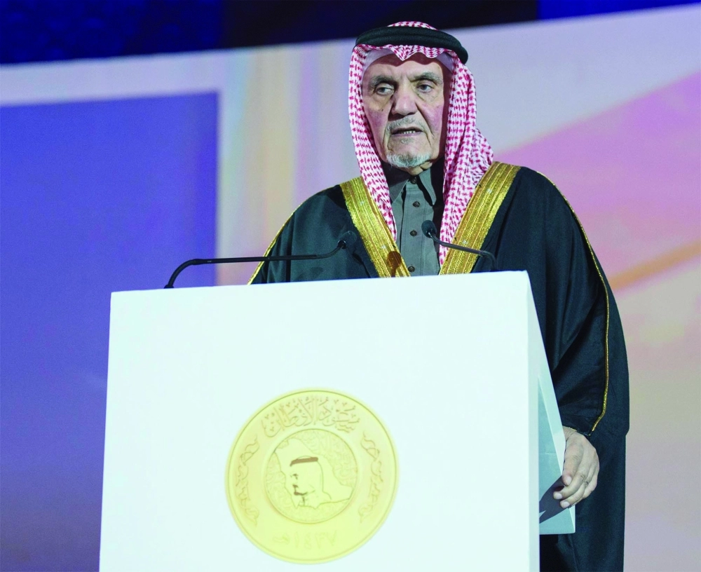 محمد الفيصل ملقيا كلمته في الحفل 