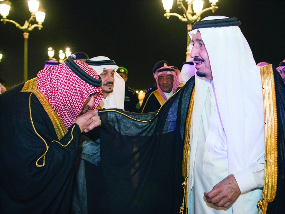 .. ويصافح الأمير محمد بن نايف 