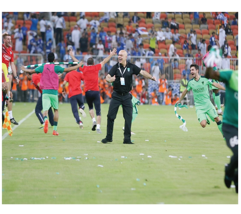 
    جروس ولاعبو الأهلي يحتفلون عقب الفوز على الهلال وضمان التتويج بلقب دوري جميل أمس (علي القرني، ياسر بخش)
