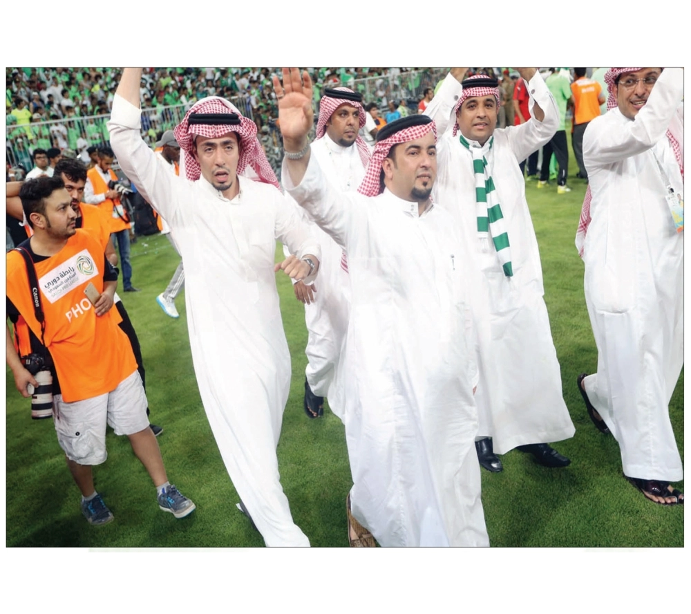 جانب من احتفالات إدارة الأهلي بحسم الدوري