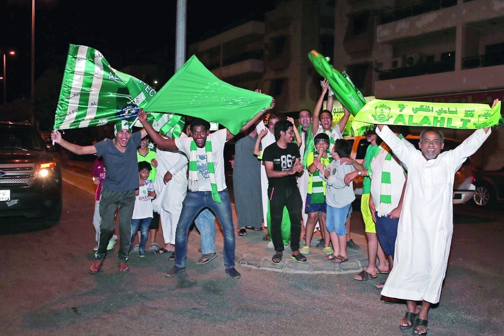 جماهير تحمل أعلاما خضراء داخل مقر النادي (ثامر الفرج)
