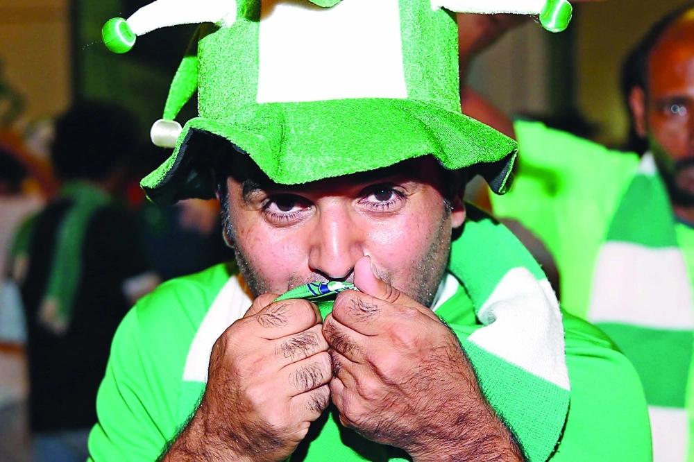 مشجع يقبل شعار الأهلي