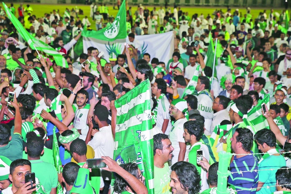 الآلاف تجمعوا في مقر النادي احتفالا باللقب (ثامر الفرج)