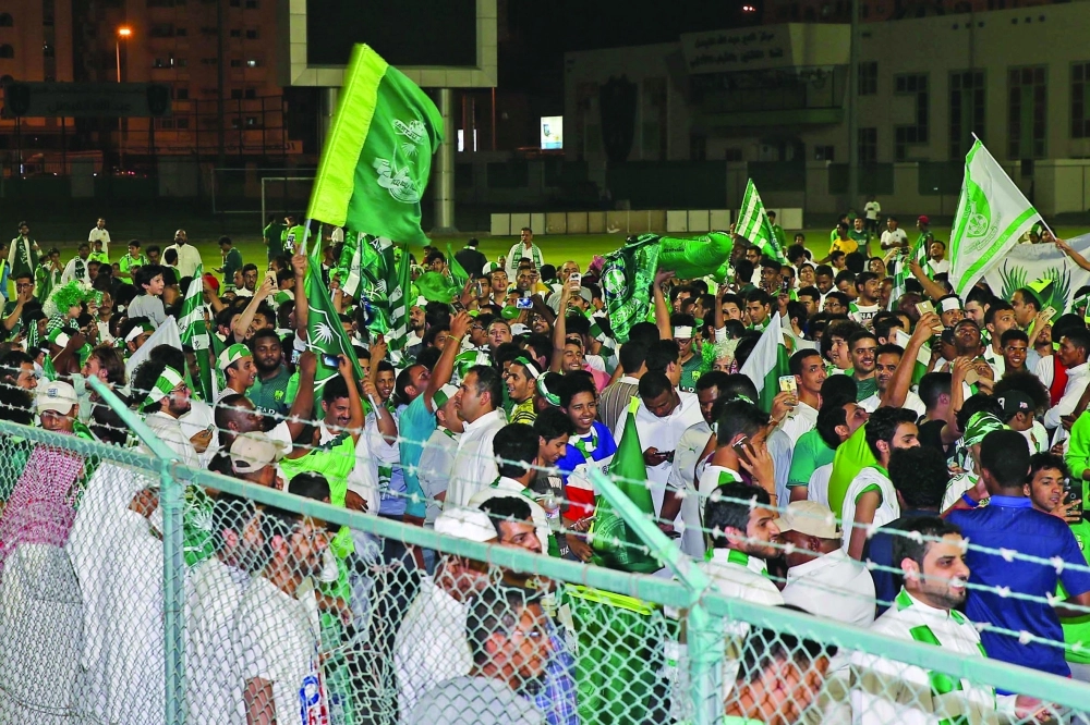 ملعب كرة القدم بالنادي امتلأ أيضا بالجماهير