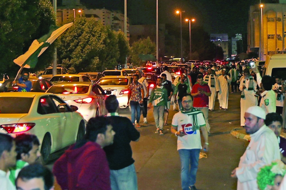 شارع التحلية ازدحم بسيارات المحتفلين باللقب (ثامر الفرج)