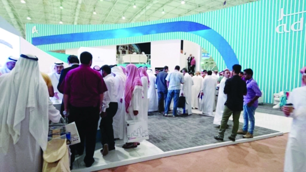 جانب من زوار المعرض أمس الأول                  (مكة)