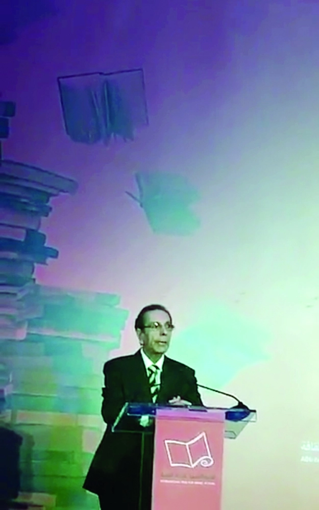 ربعي المدهون أثناء إلقاء كلمته في حفل الجائزة          (مكة)