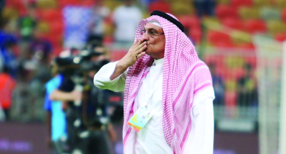 كيال يبادل جماهير الأهلي التهاني                        (نواف الجبني)