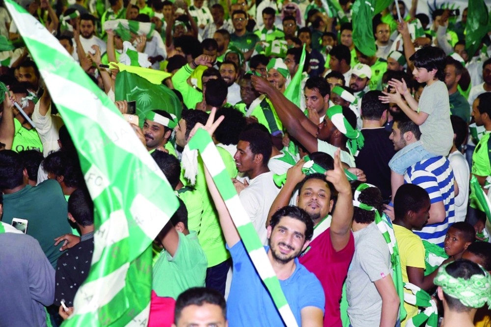 جماهير أهلاوية تحتفل باللقب في مقر النادي            (ثامر الفرج)