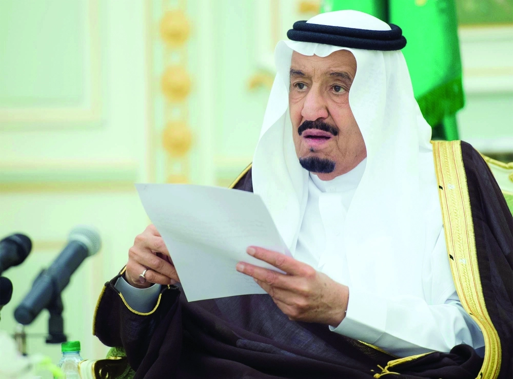 الملك سلمان ملقيا كلمته