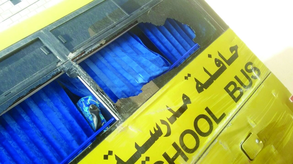 تحطم إحدى نوافذ الحافلة بعد إطلاق النار           (مكة)