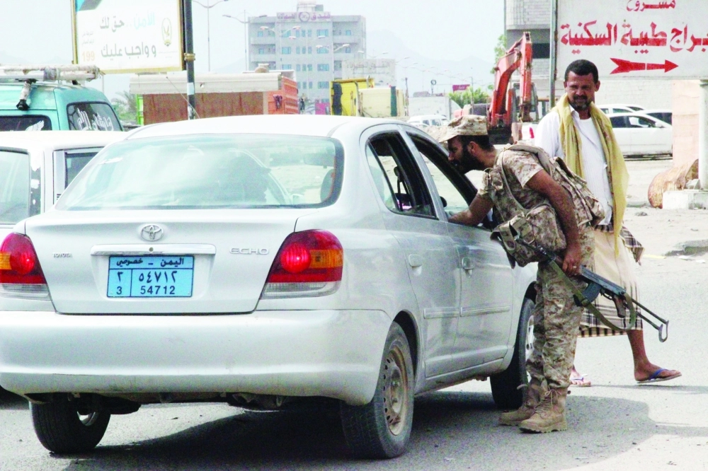 جندي يمني يفتش إحدى السيارات بعدن                  (أديب محمد)