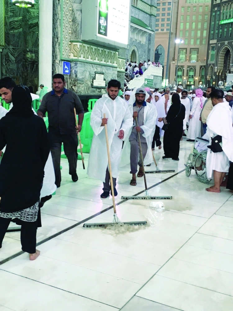 عمالة تبعد المياه عن أرض المسجد الحرام  (ياسر بخش)