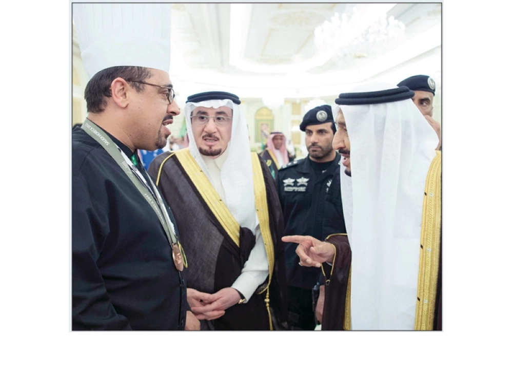     .. ومصافحا ضيوفا من أجيال ومهن مختلفة