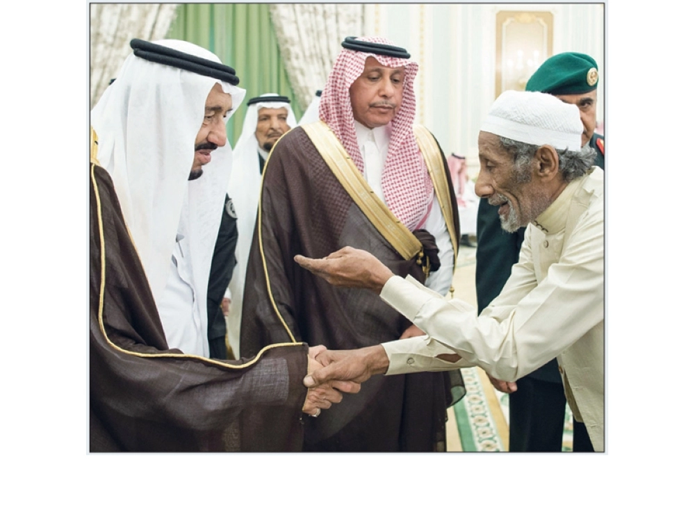     .. ومصافحا ضيوفا من أجيال ومهن مختلفة